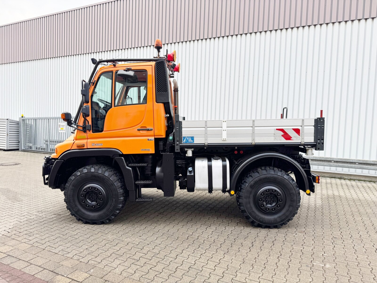 Unimog U 400 405/12 4x4 U 400 405/12 4x4, Kipper, Kommunalhydraulik, VarioPilot, Zapfwelle - Véhicule utilitaire: photos 2 Unimog U 400 405/12 4x4 U 400 405/12 4x4, Kipper, Kommunalhydraulik, VarioPilot, Zapfwelle - Véhicule utilitaire: photos 2