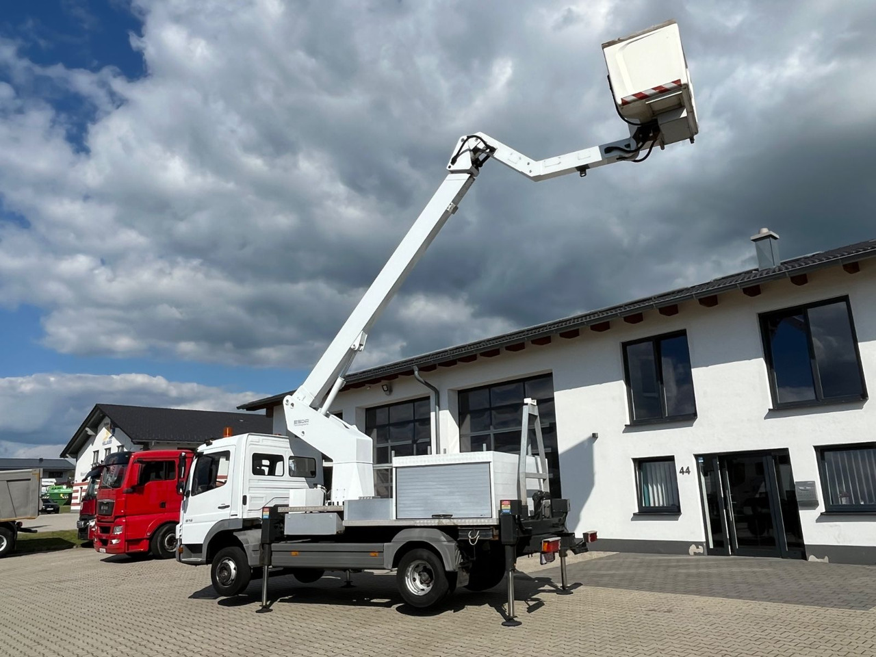 Mercedes-Benz Atego 816 ESDA TG 1800 Steiger 1000V isoliert - Camion avec nacelle: photos 2 Mercedes-Benz Atego 816 ESDA TG 1800 Steiger 1000V isoliert - Camion avec nacelle: photos 2