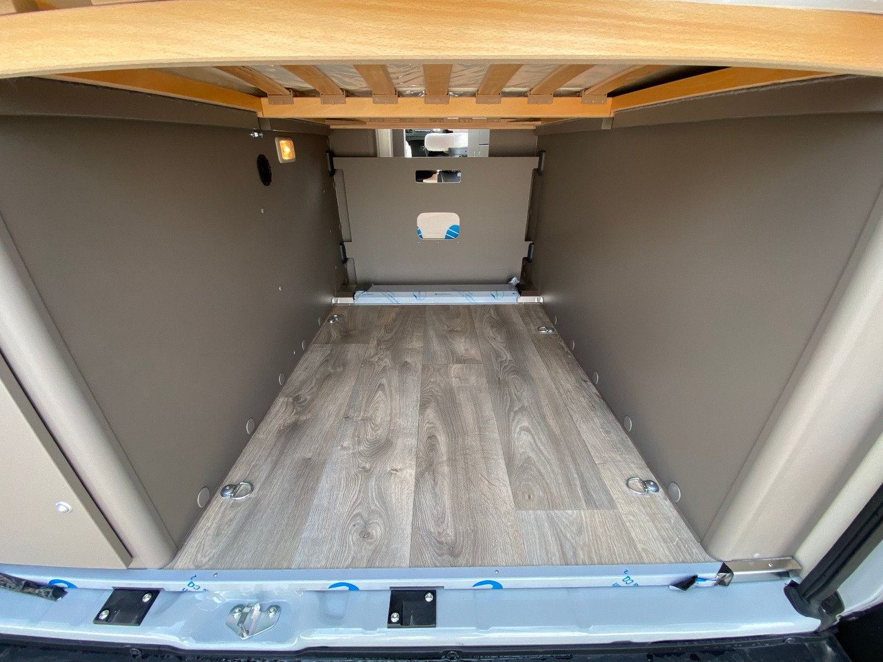 Fourgon aménagé Carado CV 600 Dieselstandheizung, Skyroof, white Label: photos 20