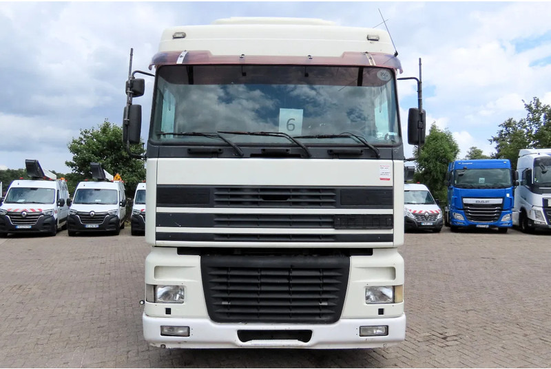 DAF XF 95.430 Manual diesel injection! Manual gearbox! - Camion à rideaux coulissants: photos 4 DAF XF 95.430 Manual diesel injection! Manual gearbox! - Camion à rideaux coulissants: photos 4