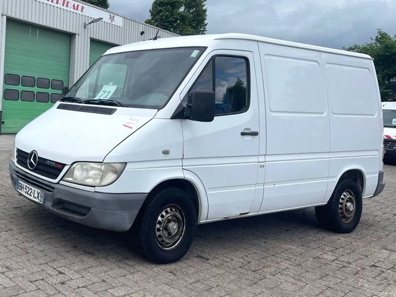 Mercedes-Benz Sprinter 208 3 seats. Very good bus! 100% engine and gearbox! France use - Fourgon utilitaire: photos 4 Mercedes-Benz Sprinter 208 3 seats. Very good bus! 100% engine and gearbox! France use - Fourgon utilitaire: photos 4