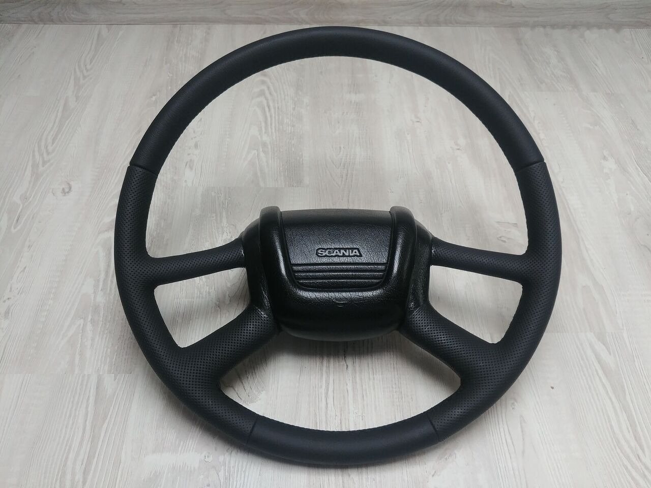 Scania NEW LEATHER Scania 4 - Volant pour Camion: photos 1 Scania NEW LEATHER Scania 4 - Volant pour Camion: photos 1