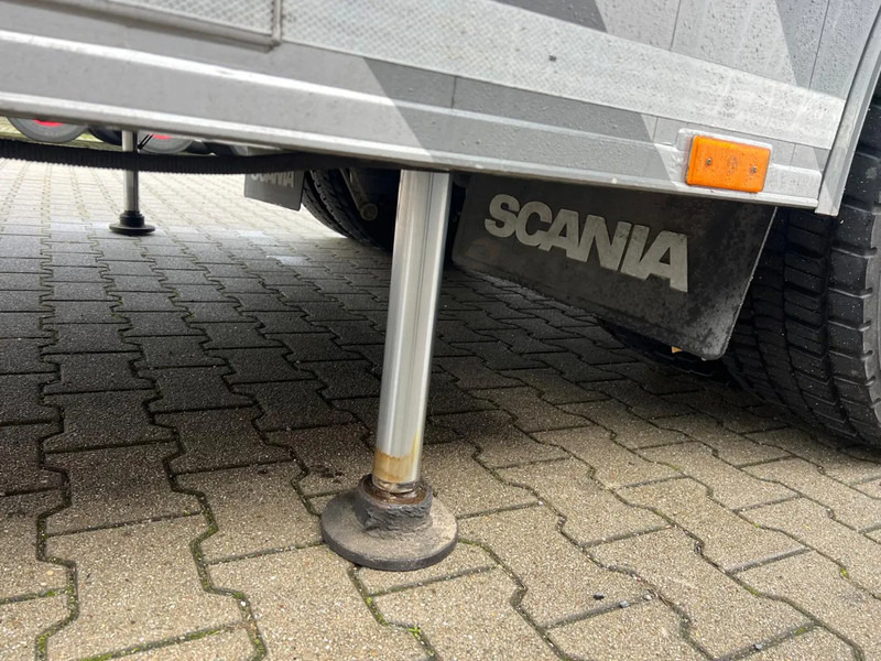 Camion Scania P230 TOP: multifunct. ruimte met airco (camper?), 22kVA generator, hydr. steunpoten, beloopbaar dak, keuken, APK 10-2026: photos 16 Camion Scania P230 TOP: multifunct. ruimte met airco (camper?), 22kVA generator, hydr. steunpoten, beloopbaar dak, keuken, APK 10-2026: photos 16