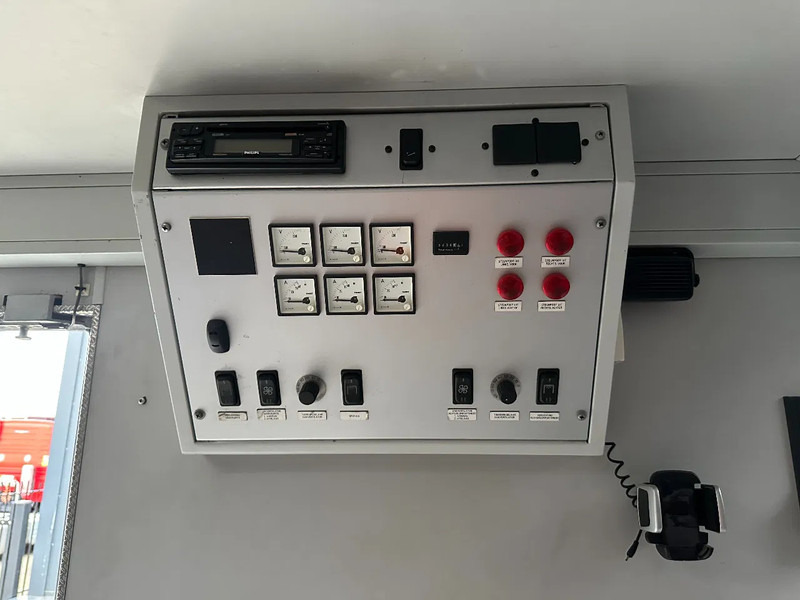 Camion Scania P230 TOP: multifunct. ruimte met airco (camper?), 22kVA generator, hydr. steunpoten, beloopbaar dak, keuken, APK 10-2026: photos 15 Camion Scania P230 TOP: multifunct. ruimte met airco (camper?), 22kVA generator, hydr. steunpoten, beloopbaar dak, keuken, APK 10-2026: photos 15