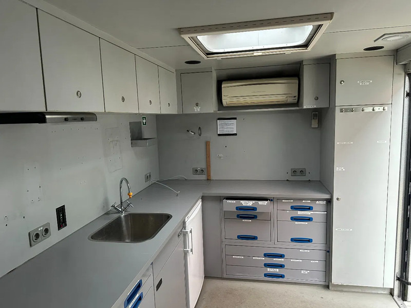 Camion Scania P230 TOP: multifunct. ruimte met airco (camper?), 22kVA generator, hydr. steunpoten, beloopbaar dak, keuken, APK 10-2026: photos 7 Camion Scania P230 TOP: multifunct. ruimte met airco (camper?), 22kVA generator, hydr. steunpoten, beloopbaar dak, keuken, APK 10-2026: photos 7