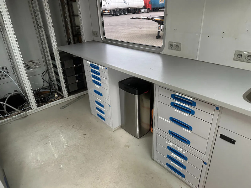 Camion Scania P230 TOP: multifunct. ruimte met airco (camper?), 22kVA generator, hydr. steunpoten, beloopbaar dak, keuken, APK 10-2026: photos 10 Camion Scania P230 TOP: multifunct. ruimte met airco (camper?), 22kVA generator, hydr. steunpoten, beloopbaar dak, keuken, APK 10-2026: photos 10