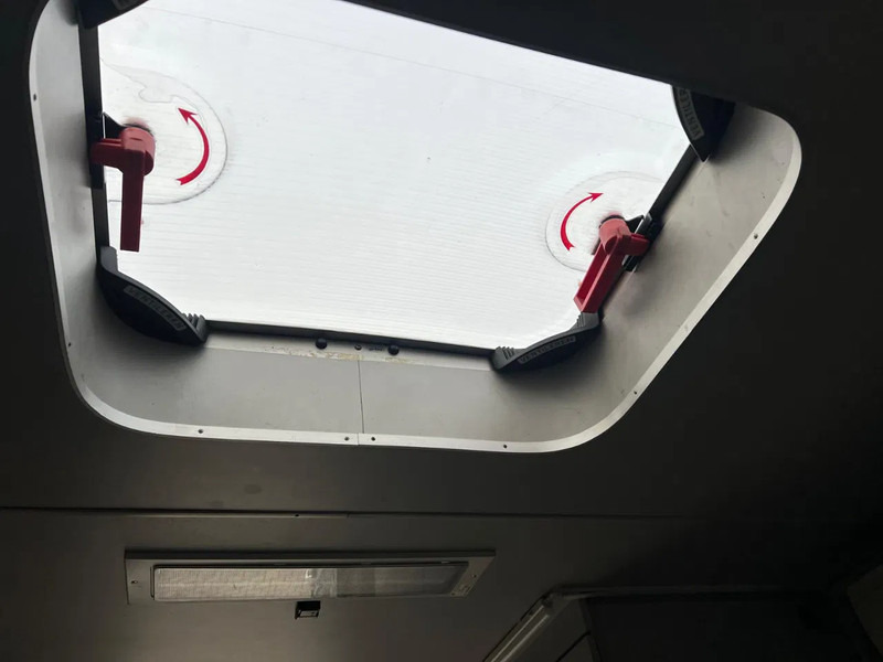 Camion Scania P230 TOP: multifunct. ruimte met airco (camper?), 22kVA generator, hydr. steunpoten, beloopbaar dak, keuken, APK 10-2026: photos 12 Camion Scania P230 TOP: multifunct. ruimte met airco (camper?), 22kVA generator, hydr. steunpoten, beloopbaar dak, keuken, APK 10-2026: photos 12