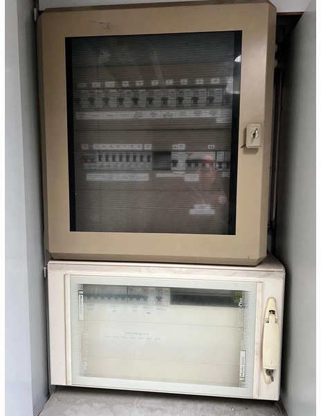 Camion Scania P230 TOP: multifunct. ruimte met airco (camper?), 22kVA generator, hydr. steunpoten, beloopbaar dak, keuken, APK 10-2026: photos 14 Camion Scania P230 TOP: multifunct. ruimte met airco (camper?), 22kVA generator, hydr. steunpoten, beloopbaar dak, keuken, APK 10-2026: photos 14