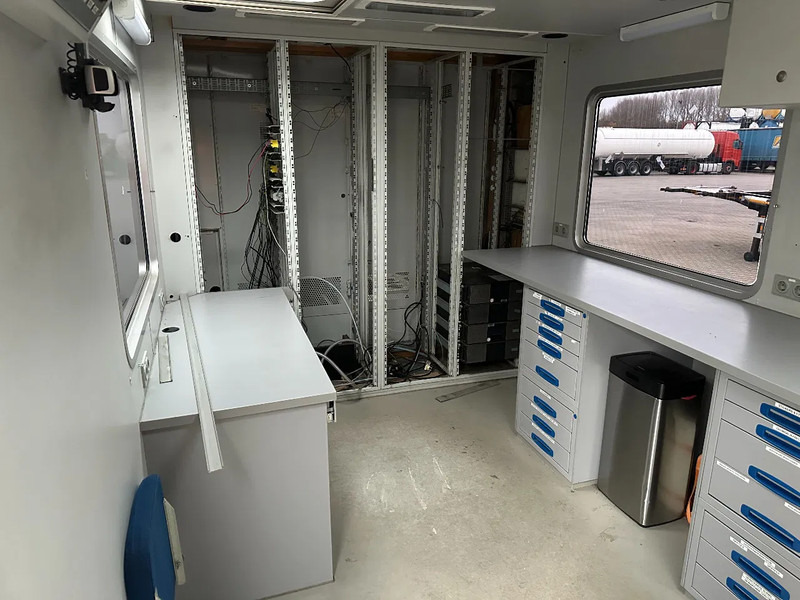 Camion Scania P230 TOP: multifunct. ruimte met airco (camper?), 22kVA generator, hydr. steunpoten, beloopbaar dak, keuken, APK 10-2026: photos 11 Camion Scania P230 TOP: multifunct. ruimte met airco (camper?), 22kVA generator, hydr. steunpoten, beloopbaar dak, keuken, APK 10-2026: photos 11