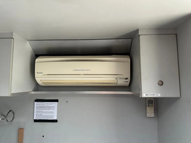 Camion Scania P230 TOP: multifunct. ruimte met airco (camper?), 22kVA generator, hydr. steunpoten, beloopbaar dak, keuken, APK 10-2026: photos 8 Camion Scania P230 TOP: multifunct. ruimte met airco (camper?), 22kVA generator, hydr. steunpoten, beloopbaar dak, keuken, APK 10-2026: photos 8