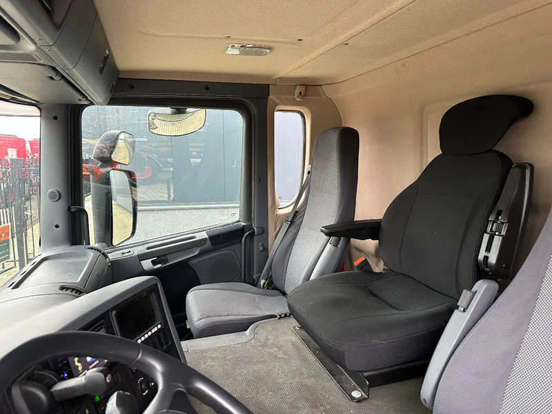 Camion Scania P230 TOP: multifunct. ruimte met airco (camper?), 22kVA generator, hydr. steunpoten, beloopbaar dak, keuken, APK 10-2026: photos 19 Camion Scania P230 TOP: multifunct. ruimte met airco (camper?), 22kVA generator, hydr. steunpoten, beloopbaar dak, keuken, APK 10-2026: photos 19