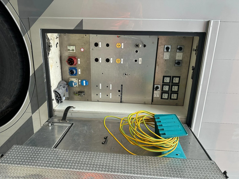 Camion Scania P230 TOP: multifunct. ruimte met airco (camper?), 22kVA generator, hydr. steunpoten, beloopbaar dak, keuken, APK 10-2026: photos 13 Camion Scania P230 TOP: multifunct. ruimte met airco (camper?), 22kVA generator, hydr. steunpoten, beloopbaar dak, keuken, APK 10-2026: photos 13