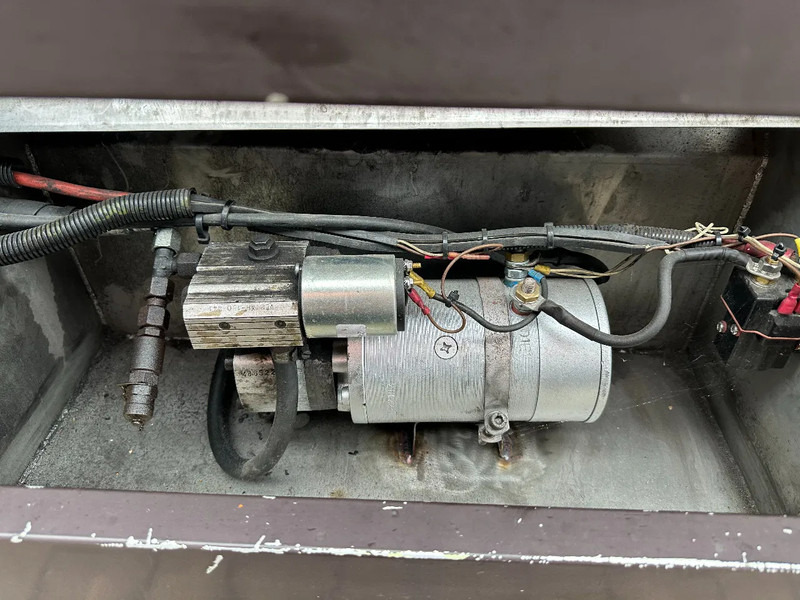 Semi-remorque porte-conteneur/ Caisse mobile Van Hool 20FT Tipping-chassis, ADR (EX/II, EX/III, FL, AT), SAF, 2 liftaxles: photos 9 Semi-remorque porte-conteneur/ Caisse mobile Van Hool 20FT Tipping-chassis, ADR (EX/II, EX/III, FL, AT), SAF, 2 liftaxles: photos 9