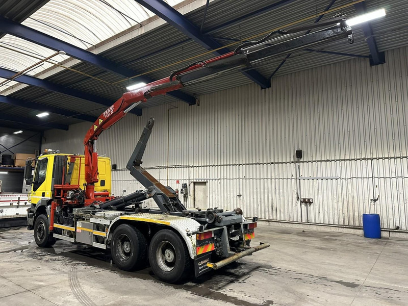 Iveco TRAKKER 350 6x4 HOOKLIFT + CRANE FASSI F120.22 (5/6 F) - *342.000km* - STEEL SPRING / BIG AXLES - AS TRONIC AUTOMATIC GEARBOX - Camion ampliroll, Camion grue: photos 4 Iveco TRAKKER 350 6x4 HOOKLIFT + CRANE FASSI F120.22 (5/6 F) - *342.000km* - STEEL SPRING / BIG AXLES - AS TRONIC AUTOMATIC GEARBOX - Camion ampliroll, Camion grue: photos 4