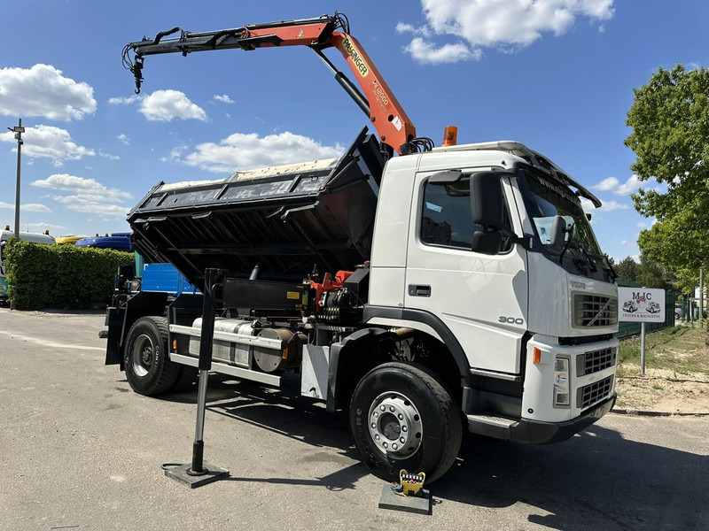 Volvo FM 300 4x4 TIPPER + CRANE PALFINGER PK 12000 - *339.000km* - MANUAL - STEEL SPRING / BIG AXLES - EURO 3 - TÜV 15/10/2025 - Camion benne, Camion grue: photos 4 Volvo FM 300 4x4 TIPPER + CRANE PALFINGER PK 12000 - *339.000km* - MANUAL - STEEL SPRING / BIG AXLES - EURO 3 - TÜV 15/10/2025 - Camion benne, Camion grue: photos 4