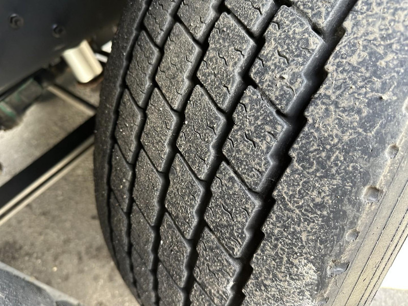 Camion grue Volvo FMX 370 6x2 PLATFORM 6M35 + CRANE EFFER 215/6S -*127.000km* - LIFT AXLE - DOUBLE WHEELS - I SHIFT - EURO 6 - BE PAPERS: photos 19 Camion grue Volvo FMX 370 6x2 PLATFORM 6M35 + CRANE EFFER 215/6S -*127.000km* - LIFT AXLE - DOUBLE WHEELS - I SHIFT - EURO 6 - BE PAPERS: photos 19