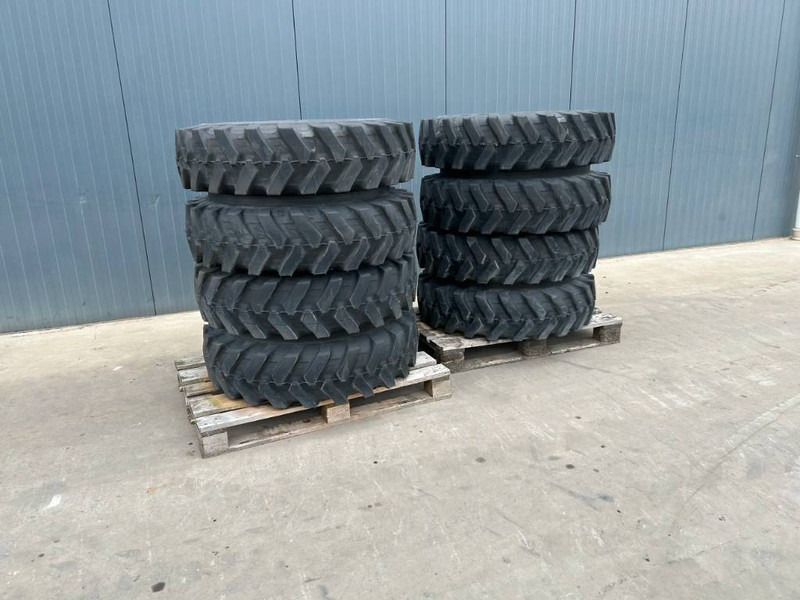 Bridgestone 1000 x 20 Set / 10.00 x 20: 4x2 Tyres - Pneus et jantes pour Engins de chantier: photos 1 Bridgestone 1000 x 20 Set / 10.00 x 20: 4x2 Tyres - Pneus et jantes pour Engins de chantier: photos 1