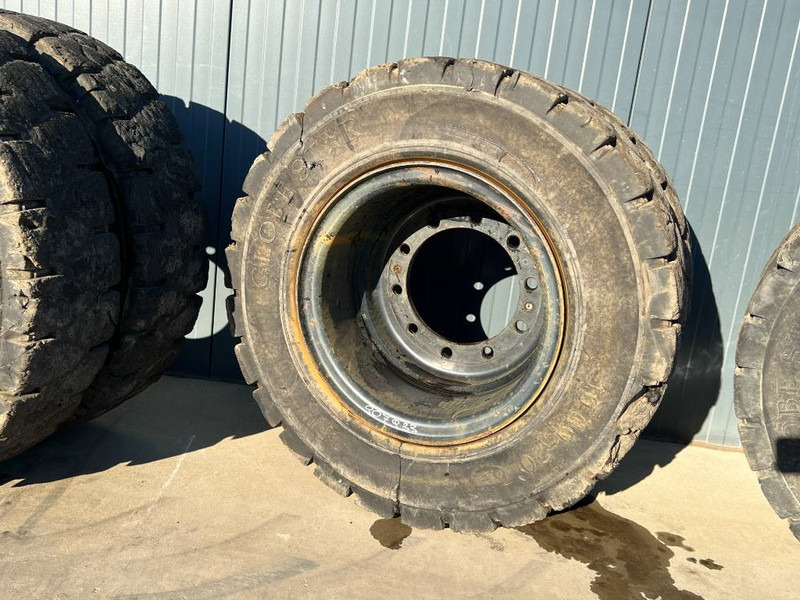 Globe Star 10.00 x 20 / 1000 x 20 Solid Tires / Vol Rubb - Pneus et jantes pour Engins de chantier: photos 4 Globe Star 10.00 x 20 / 1000 x 20 Solid Tires / Vol Rubb - Pneus et jantes pour Engins de chantier: photos 4
