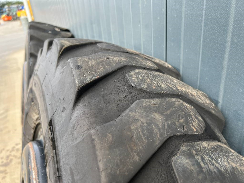 Michelin 1000 x 20 banden / 10.00 x 20: 1x2 Reifen - Pneus et jantes pour Engins de chantier: photos 3 Michelin 1000 x 20 banden / 10.00 x 20: 1x2 Reifen - Pneus et jantes pour Engins de chantier: photos 3