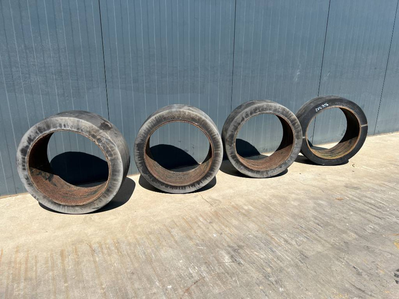 Solideal 660/250 x 480 Solid Tyres - Pneus et jantes pour Engins de chantier: photos 1 Solideal 660/250 x 480 Solid Tyres - Pneus et jantes pour Engins de chantier: photos 1
