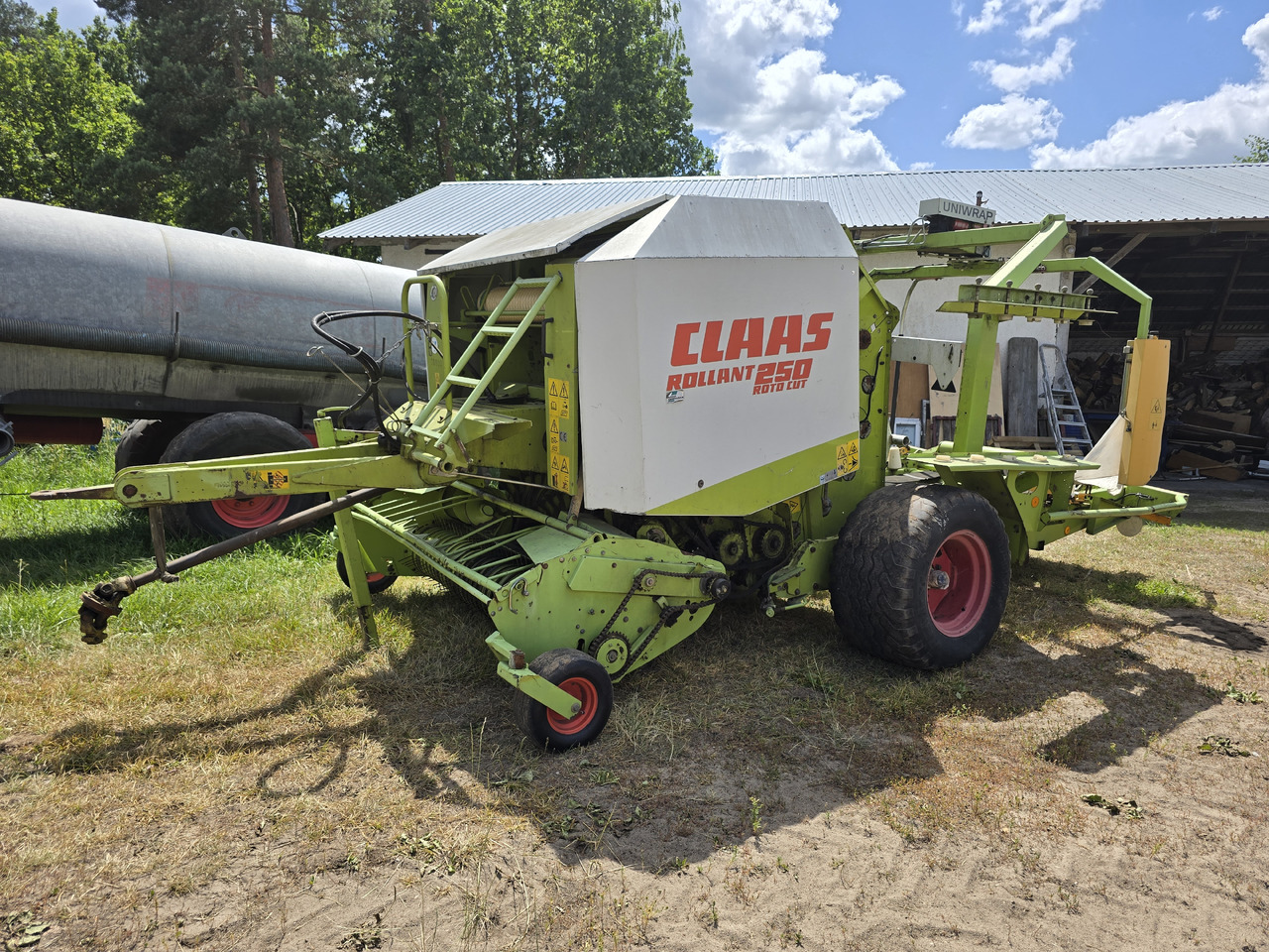 CLAAS ROLLANT 250 Roto Cut - Presse à balles rondes: photos 2 CLAAS ROLLANT 250 Roto Cut - Presse à balles rondes: photos 2