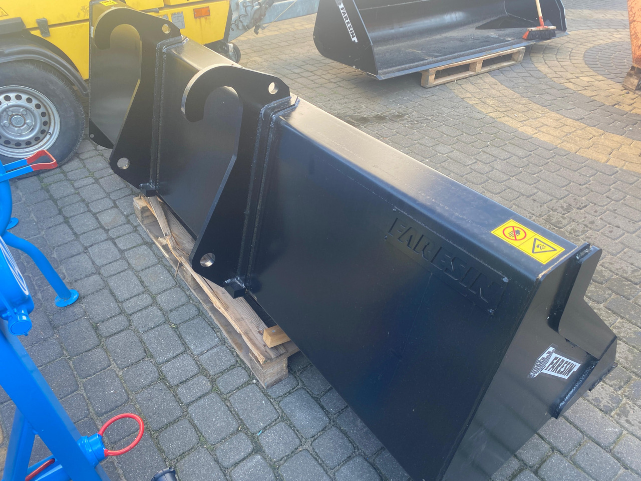FARESIN WHITES GP BUCKET 2440 mm FH 8U FR00 - Godet pour Engins de chantier: photos 5 FARESIN WHITES GP BUCKET 2440 mm FH 8U FR00 - Godet pour Engins de chantier: photos 5