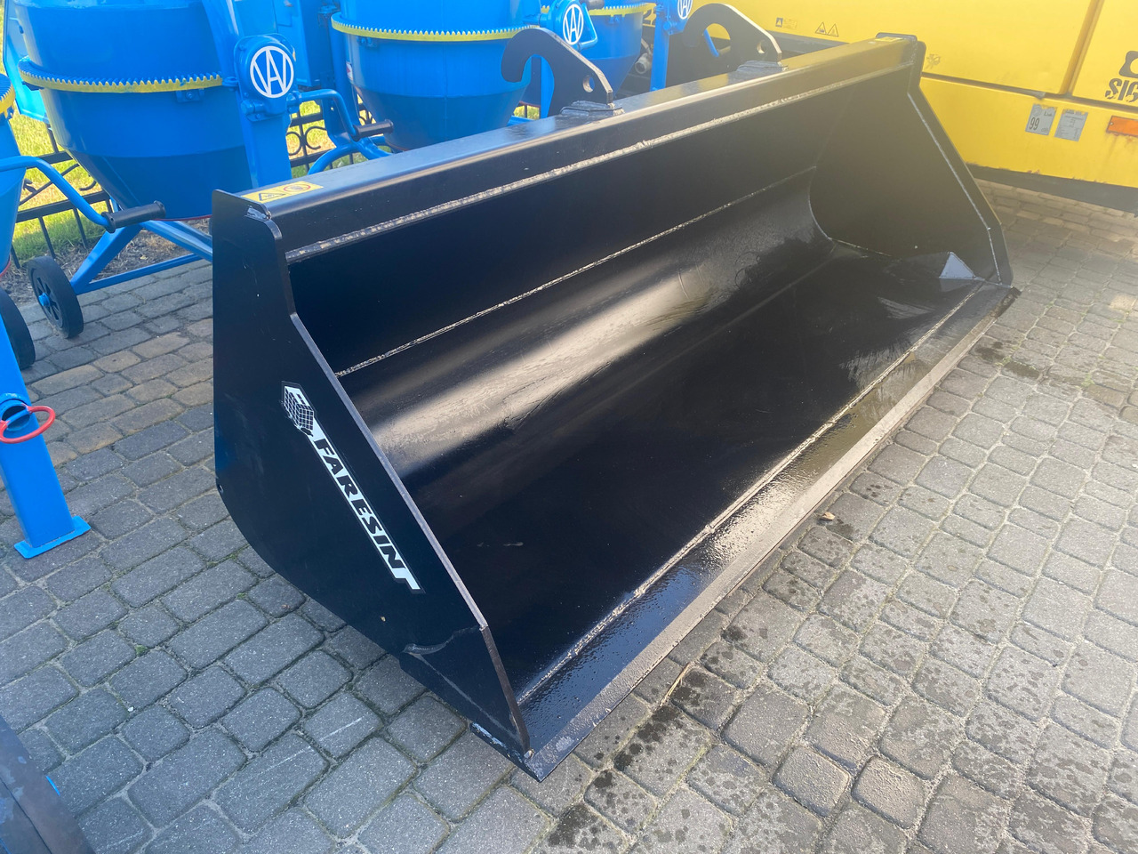 FARESIN WHITES GP BUCKET 2440 mm FH 8U FR00 - Godet pour Engins de chantier: photos 1 FARESIN WHITES GP BUCKET 2440 mm FH 8U FR00 - Godet pour Engins de chantier: photos 1