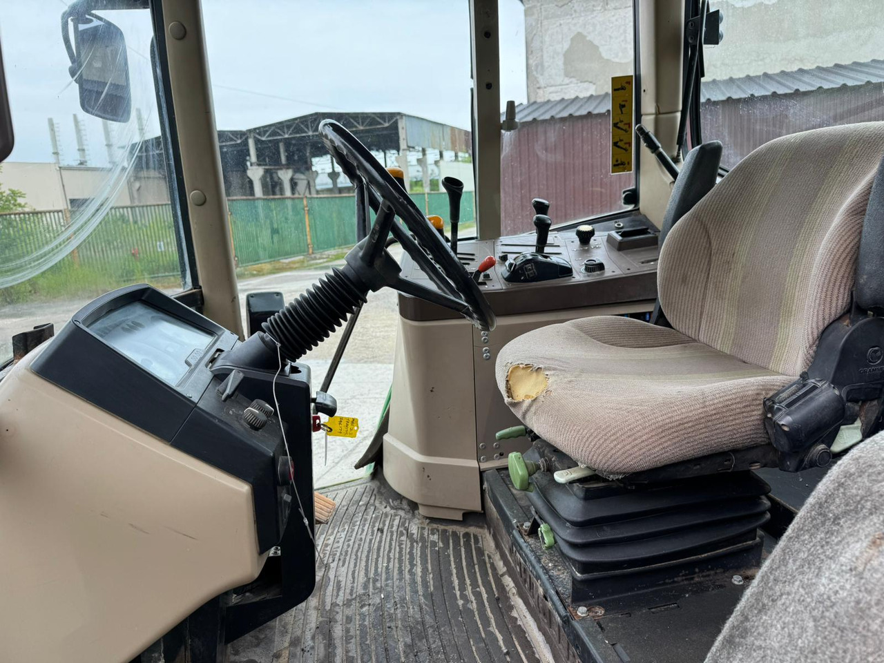 JOHN DEERE 6110 - Tracteur agricole: photos 3 JOHN DEERE 6110 - Tracteur agricole: photos 3