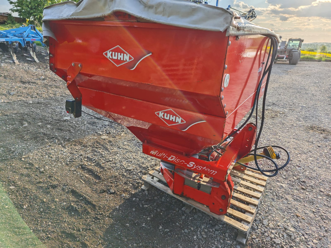 KUHN MDS 921 Multi-Disc-System 1700 L - Distributeur d'engrais: photos 5 KUHN MDS 921 Multi-Disc-System 1700 L - Distributeur d'engrais: photos 5