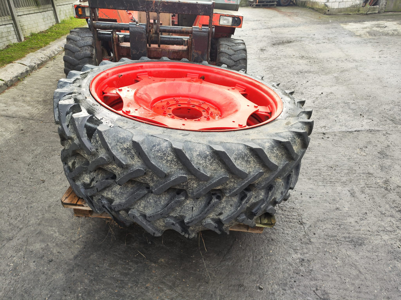 Koła 2 szt. felgi + opony TAURUS 11.2 R48 (fendt 312) - Roue complète pour Machine agricole: photos 1 Koła 2 szt. felgi + opony TAURUS 11.2 R48 (fendt 312) - Roue complète pour Machine agricole: photos 1