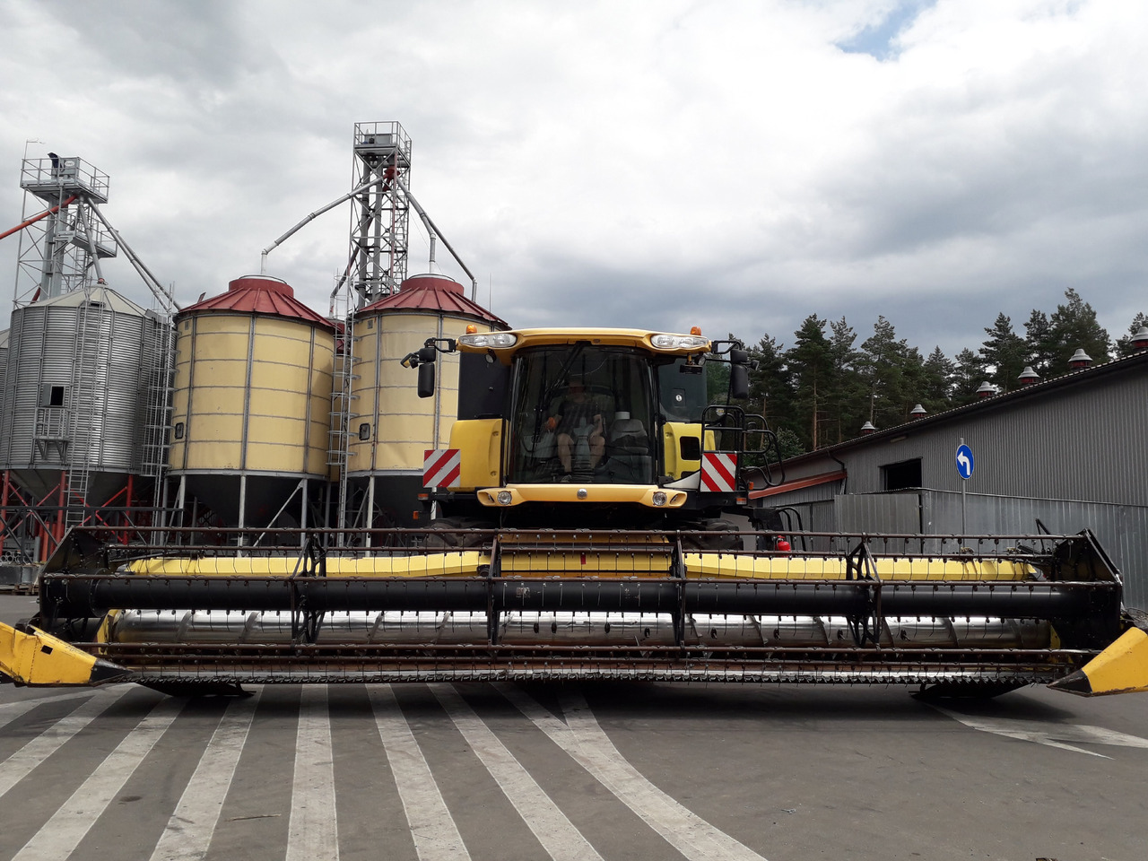 New-holland CR9080 - Moissonneuse-batteuse: photos 3 New-holland CR9080 - Moissonneuse-batteuse: photos 3