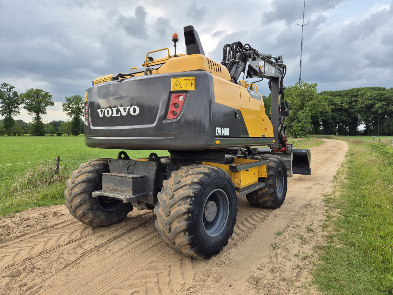 VOLVO EW 140 D - Pelle sur pneus: photos 5 VOLVO EW 140 D - Pelle sur pneus: photos 5