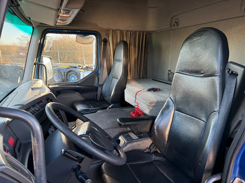 Renault Premium 380.26 6X2 BDF with box and lift - Camion fourgon: photos 4 Renault Premium 380.26 6X2 BDF with box and lift - Camion fourgon: photos 4