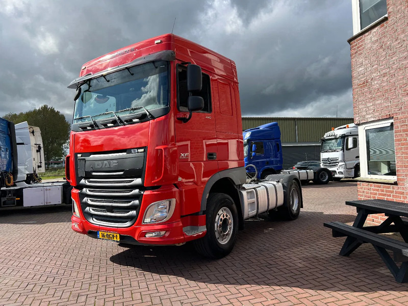 DAF XF 440 XF440 4X2 HYDRAULICS EURO6 HOLLAND TRUCK TOPCONITION!!! - Tracteur routier: photos 2 DAF XF 440 XF440 4X2 HYDRAULICS EURO6 HOLLAND TRUCK TOPCONITION!!! - Tracteur routier: photos 2