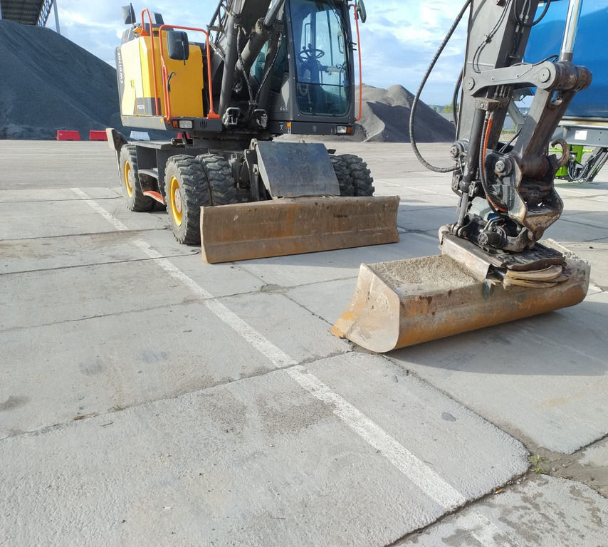 VOLVO EWR170E - Pelle sur pneus: photos 4 VOLVO EWR170E - Pelle sur pneus: photos 4