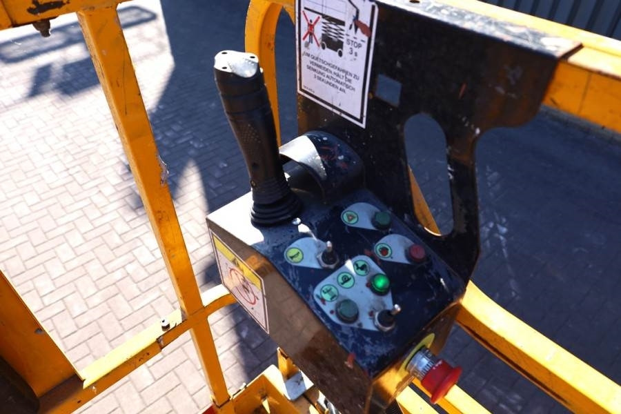 Haulotte Compact 10 Electric, 10m Working Height, 450kg Cap - Nacelle ciseaux: photos 5 Haulotte Compact 10 Electric, 10m Working Height, 450kg Cap - Nacelle ciseaux: photos 5