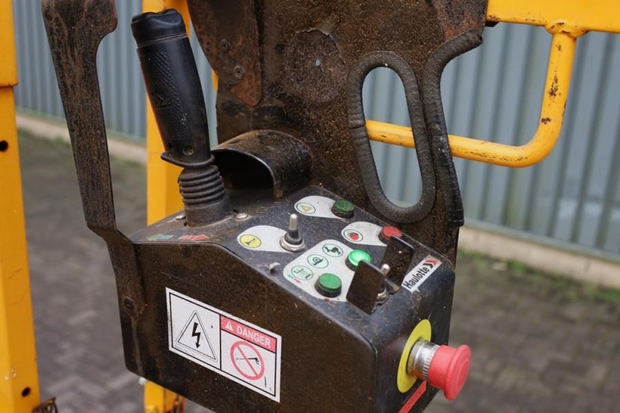 Haulotte Compact 10N As-Is, Electric, 10m Working Height, 2 - Nacelle ciseaux: photos 4 Haulotte Compact 10N As-Is, Electric, 10m Working Height, 2 - Nacelle ciseaux: photos 4