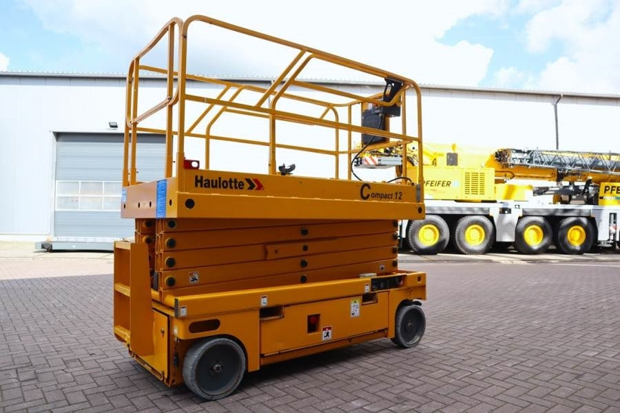 Haulotte Compact 12 Electric, 12m Working Height, 300kg Cap - Nacelle ciseaux: photos 2 Haulotte Compact 12 Electric, 12m Working Height, 300kg Cap - Nacelle ciseaux: photos 2
