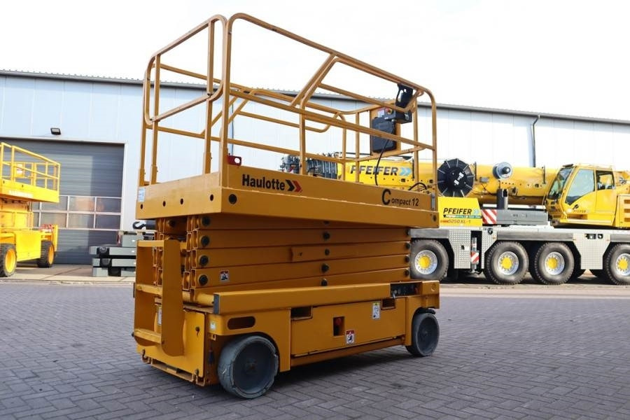 Haulotte Compact 12 Electric, 12m Working Height, 300kg Cap  - Nacelle ciseaux: photos 2 Haulotte Compact 12 Electric, 12m Working Height, 300kg Cap  - Nacelle ciseaux: photos 2