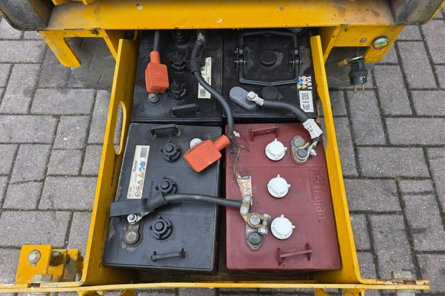 Haulotte Compact 8 Electric, 8.2m Working Height, 350kg Cap - Nacelle ciseaux: photos 3 Haulotte Compact 8 Electric, 8.2m Working Height, 350kg Cap - Nacelle ciseaux: photos 3