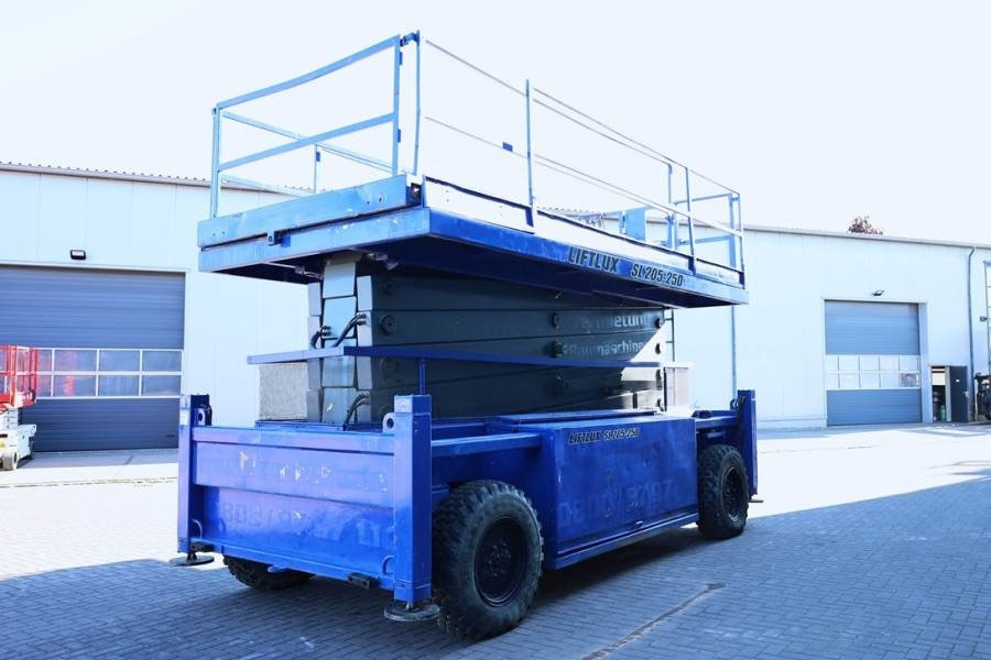 Liftlux SL205-25D Diesel, 4x4 Drive, Hydraulic Deck Extens - Nacelle ciseaux: photos 2 Liftlux SL205-25D Diesel, 4x4 Drive, Hydraulic Deck Extens - Nacelle ciseaux: photos 2