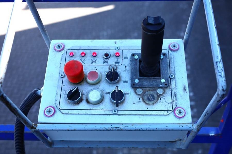Liftlux SL210-25D4WDS/P Diesel, Hydraulic Deck Extension, - Nacelle ciseaux: photos 4 Liftlux SL210-25D4WDS/P Diesel, Hydraulic Deck Extension, - Nacelle ciseaux: photos 4