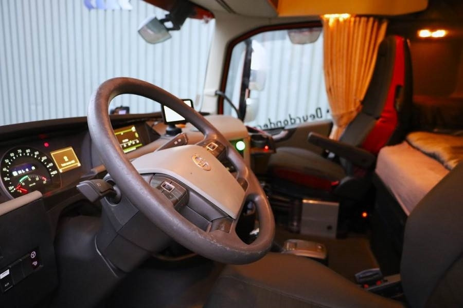 Volvo FH12 With Cormach 135t/m Crane Volvo FH12 10x4 Wit - Grue tout-terrain: photos 4 Volvo FH12 With Cormach 135t/m Crane Volvo FH12 10x4 Wit - Grue tout-terrain: photos 4