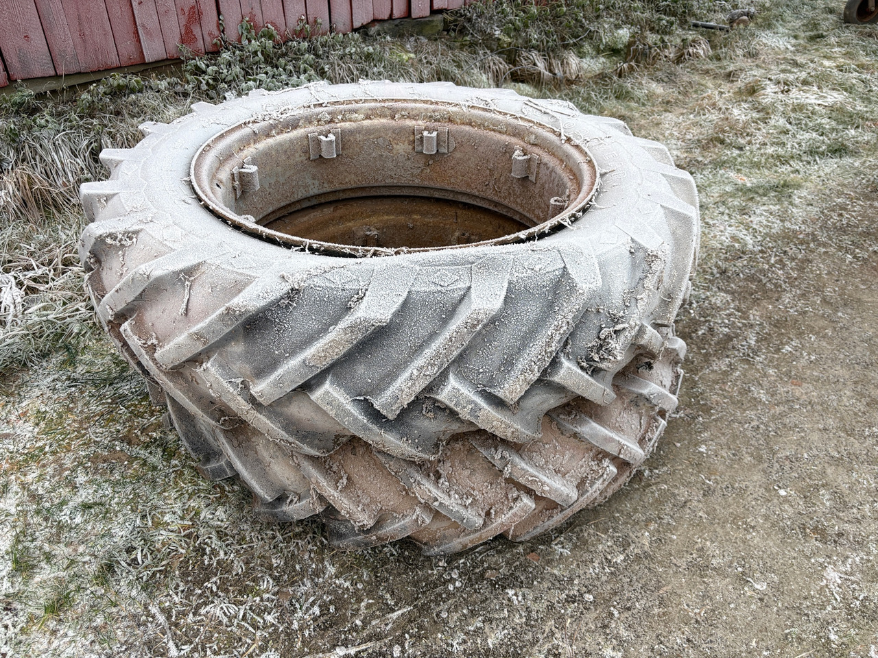 Goodyear 12.4/11-32 - Pneu pour Machine agricole: photos 1 Goodyear 12.4/11-32 - Pneu pour Machine agricole: photos 1