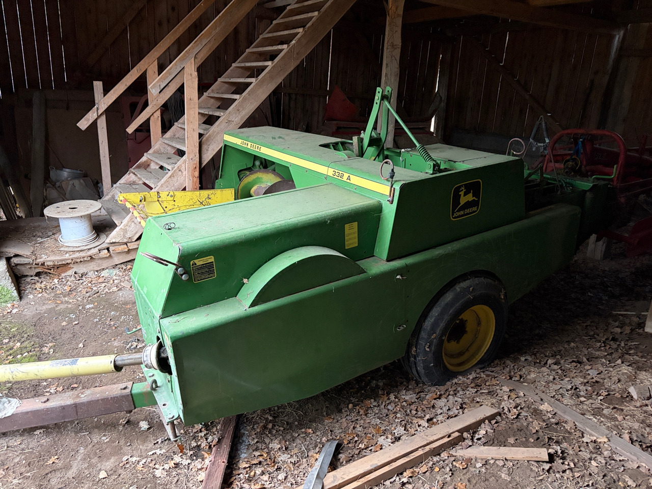 John Deere 332A - Presse à balles rondes: photos 1 John Deere 332A - Presse à balles rondes: photos 1