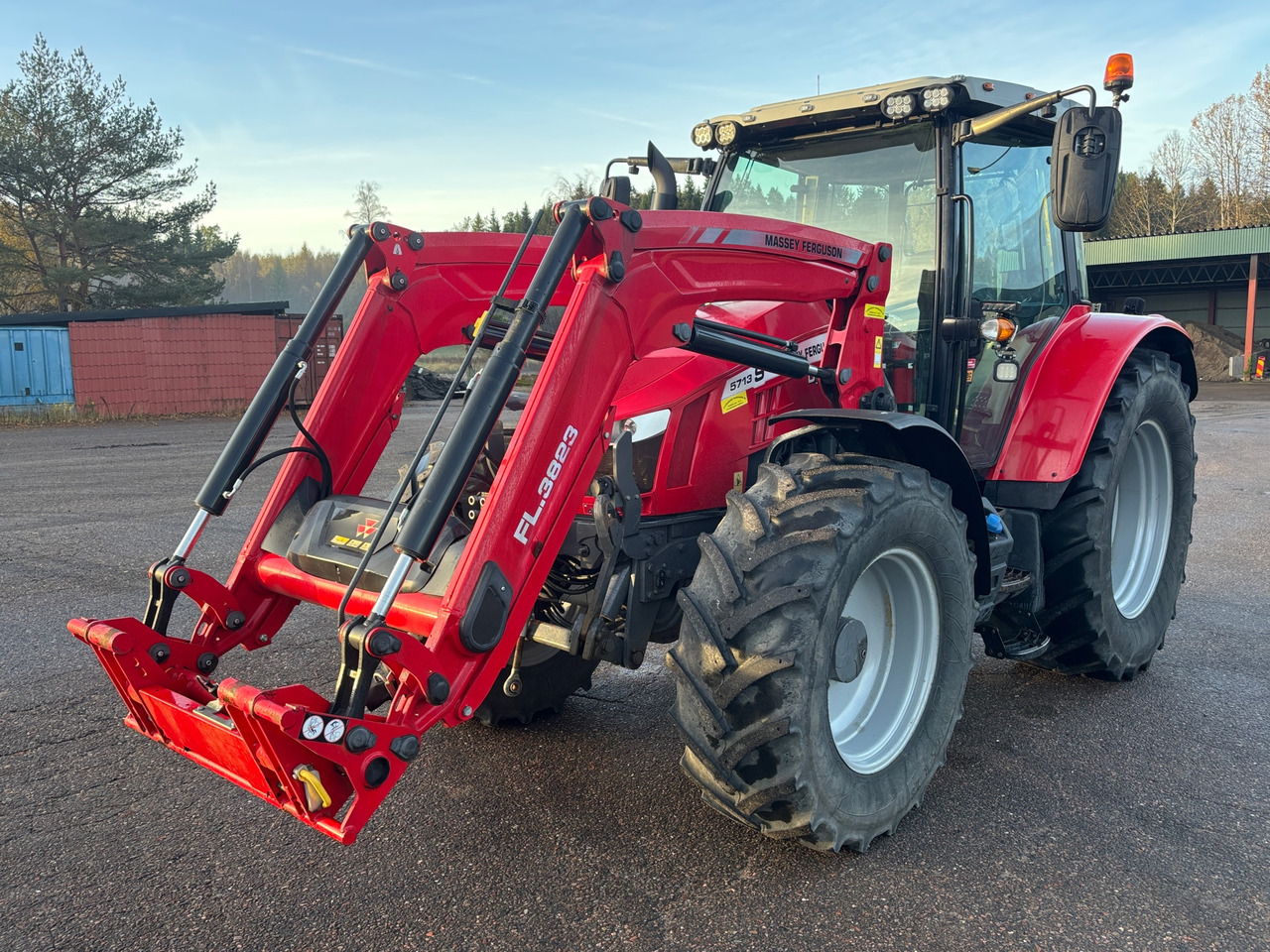 Massey Ferguson 5713S - Tracteur agricole: photos 1 Massey Ferguson 5713S - Tracteur agricole: photos 1