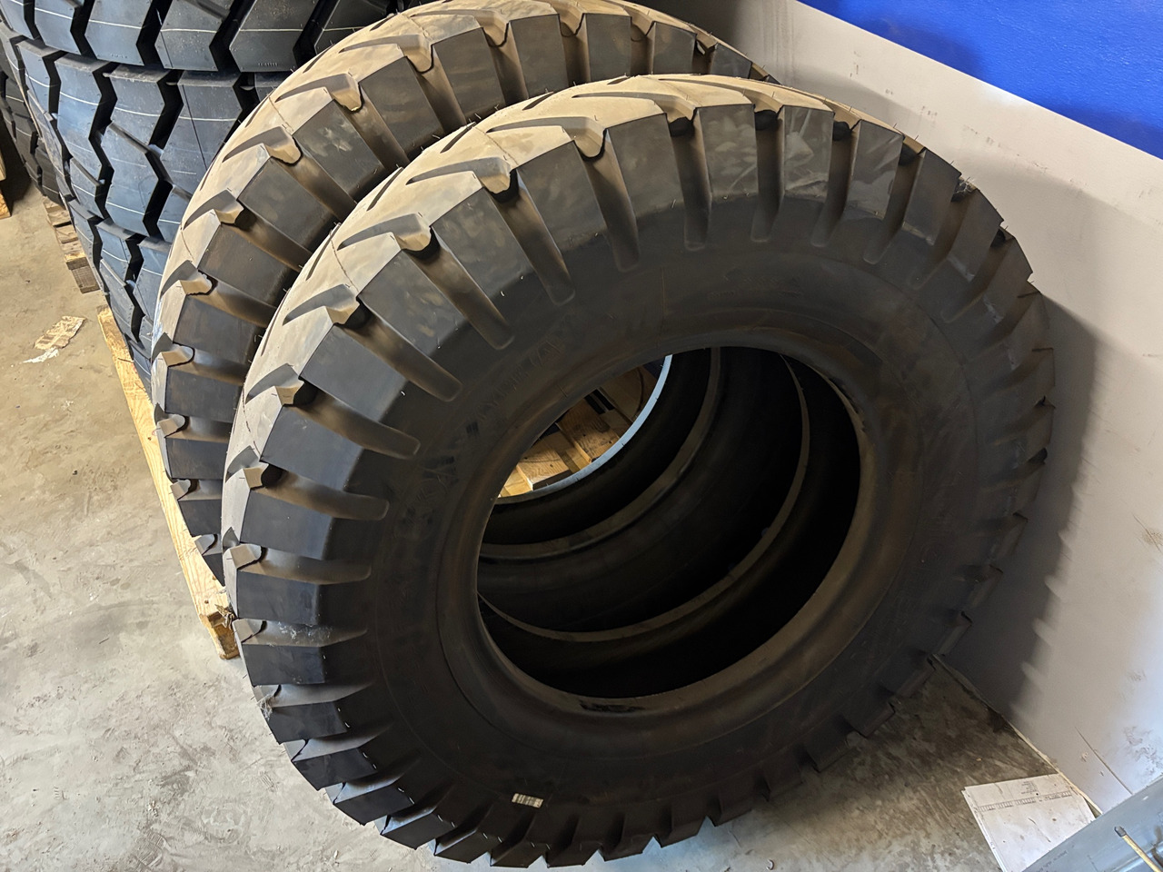 Michelin - Pneu pour Engins de chantier: photos 1 Michelin - Pneu pour Engins de chantier: photos 1