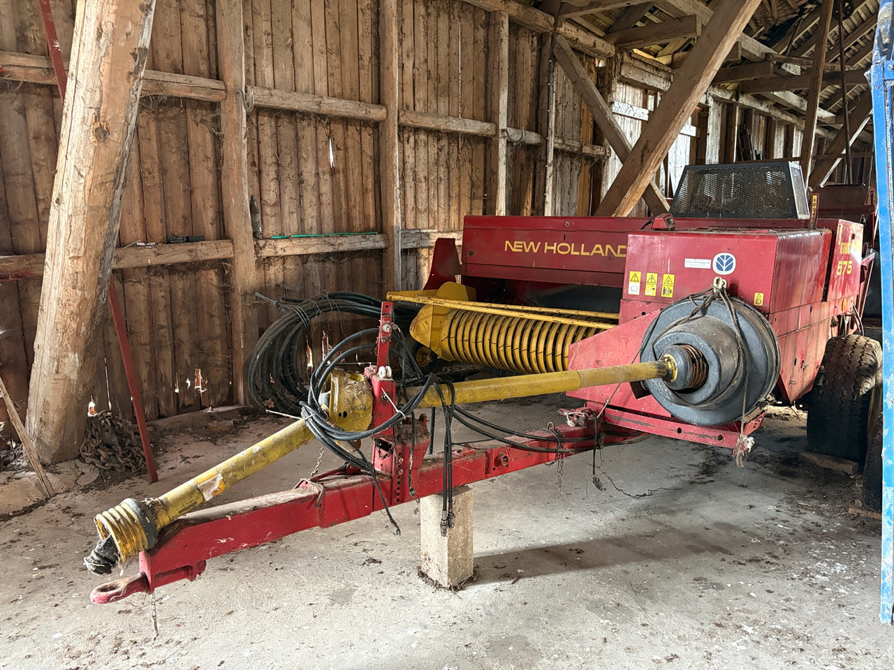 New Holland 575 - Presse à balles rondes: photos 1 New Holland 575 - Presse à balles rondes: photos 1