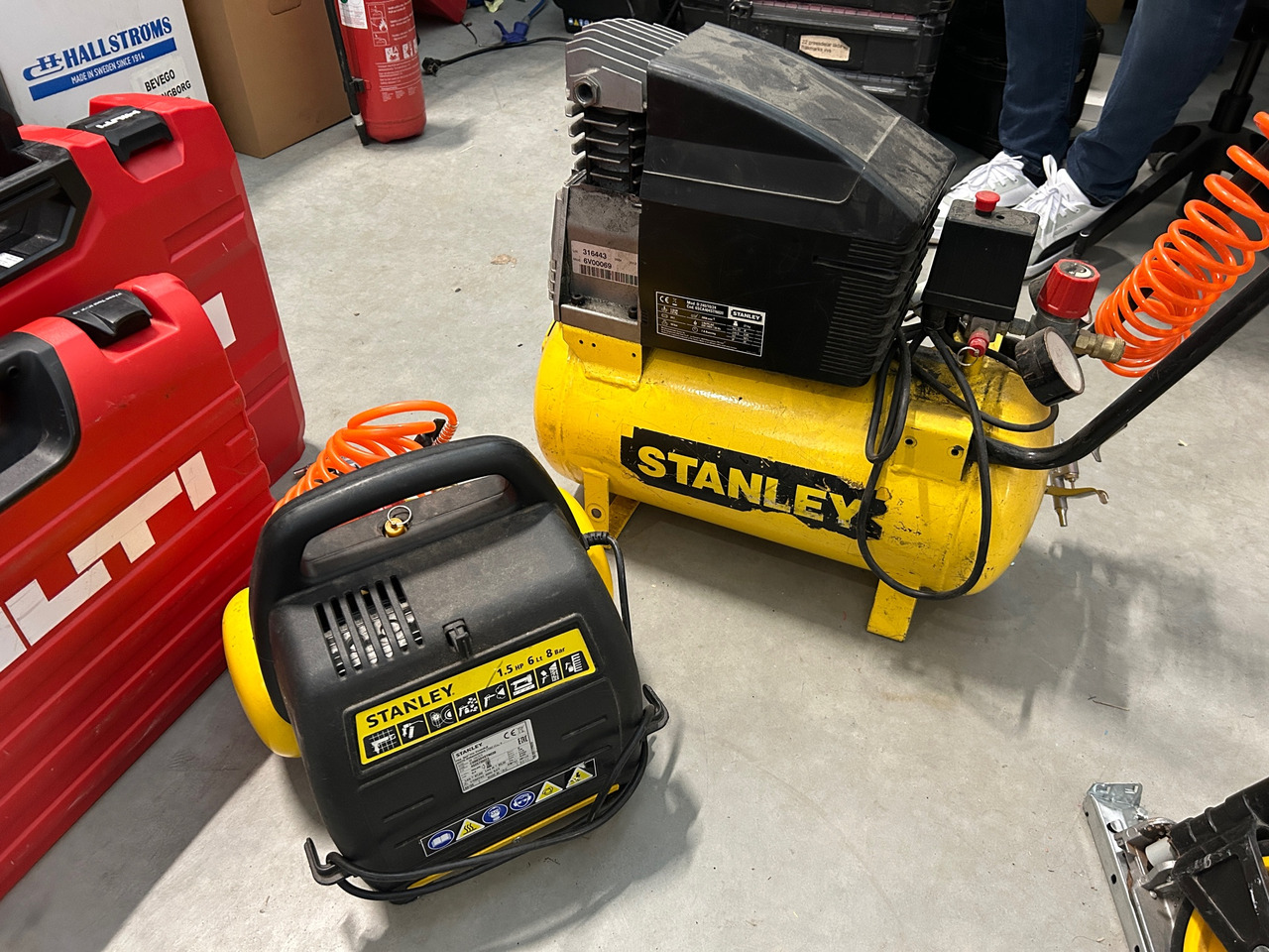 Stanley D 240/10/24, DN 200/8/6 - Compresseur d'air: photos 1 Stanley D 240/10/24, DN 200/8/6 - Compresseur d'air: photos 1