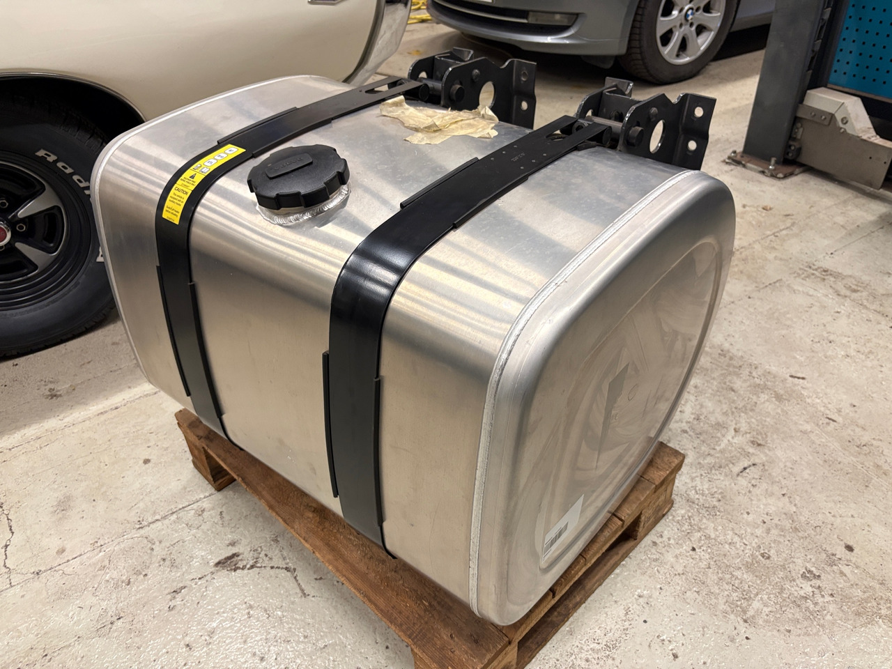 Volvo - Réservoir de carburant pour Camion: photos 1 Volvo - Réservoir de carburant pour Camion: photos 1